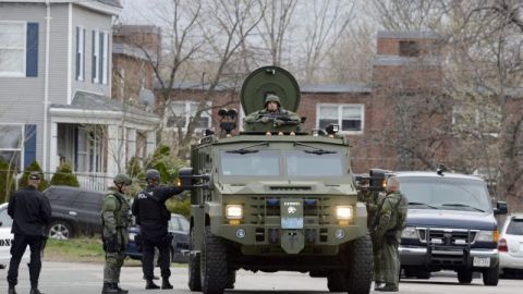 Vehículos militares y de los cuerpos de emergencia recorren las calles de Watertown, cerca de Boston.