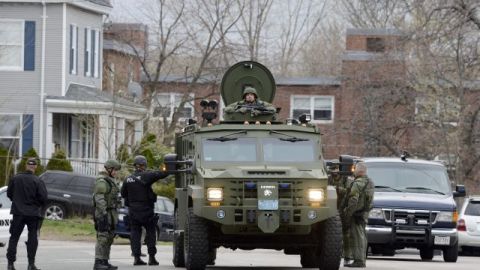 Vehículos militares y de los cuerpos de emergencia recorren las calles de Watertown, cerca de Boston.