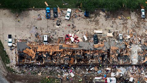 Vista aérea del daño a un edificio de apartamentos cercano a la planta de fertilizantes que explotó en West, Texas.