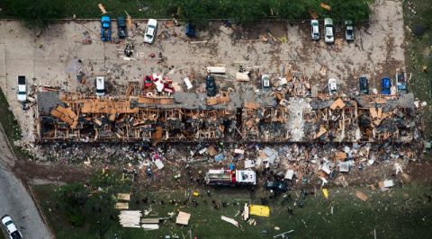 Vista aérea del daño a un edificio de apartamentos cercano a la planta de fertilizantes que explotó en West, Texas.