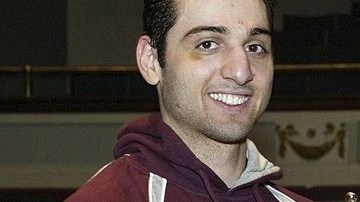 En esta foto de archivo de 2010, el Dr. Joseph Downes entrega al hoy fallecido Tamerlan Tsarnaev el trofeo que selló su victoria en el campeonato New England Golden Gloves.