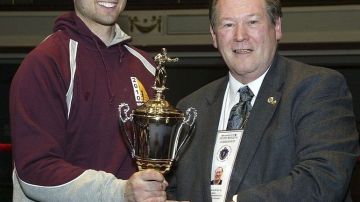 En esta foto de archivo de 2010, el Dr. Joseph Downes entrega al hoy fallecido Tamerlan Tsarnaev el trofeo que selló su victoria en el campeonato New England Golden Gloves.