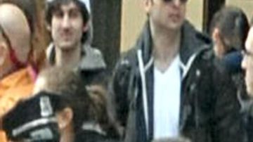 El sospechoso fallecido es el hombre que el jueves por la tarde fue presentado por el FBI como "sospechoso 1", que vestía una gorra negra y gafas de sol, a la derecha en la foto que el FBI dio a conocer hoy.