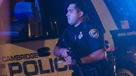 Un agente de policía en el escenario de un tiroteo en la localidad de Watertown, al oeste de Boston, poco después del asesinato de un policía en el campus universitario del Massachusetts Institute of Technology (MIT),