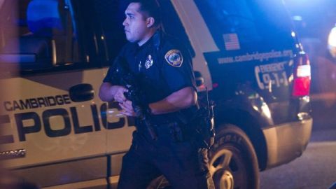 Un agente de policía en el escenario de un tiroteo en la localidad de Watertown, al oeste de Boston, poco después del asesinato de un policía en el campus universitario del Massachusetts Institute of Technology (MIT),