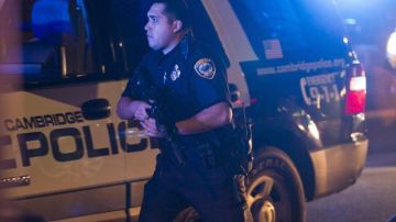 Un agente de policía en el escenario de un tiroteo en la localidad de Watertown, al oeste de Boston, poco después del asesinato de un policía en el campus universitario del Massachusetts Institute of Technology (MIT),