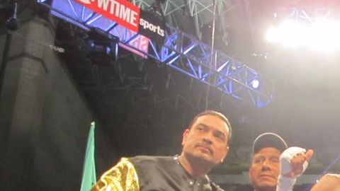 Miguel Flores logró una victoria en el Alamodome, en cartelera de boxeo de la pelea de Saúl 'Canelo' Álvarez.