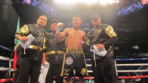 Miguel Flores logró una victoria en el Alamodome, en cartelera de boxeo de la pelea de Saúl 'Canelo' Álvarez.
