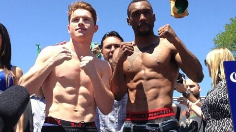 Saúl 'Canelo' Álvarez y Austin Trout, durante la ceremonia de pesaje ayer en San Antonio.