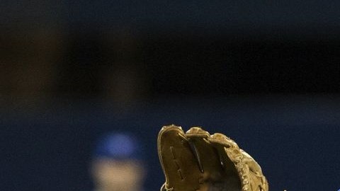 Loup fildeó el batazo, pero su tiro a la tercera fue defectuoso.