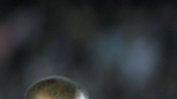 El goleador Cesc Fábregas rompió el apretado juego ante el Levante.