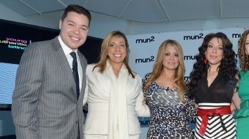 Ejecutivos y nuevos talentos de mun2, reunidos en Nueva York.