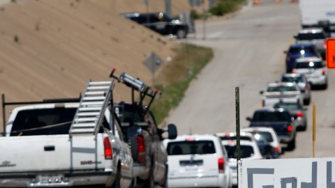 Un rótulo con la inscripción 'Dios, bendice a West' se observaba ayer al lado de un camino en West, Texas.