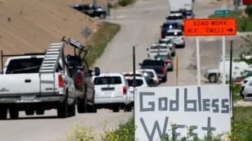 Un rótulo con la inscripción 'Dios, bendice a West' se observaba ayer al lado de un camino en West, Texas.