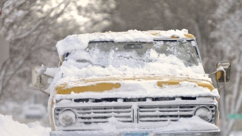 Bob Hanks removía nieve ayer viernes    para poder conducir su camioneta que quedó atrapada frente a su casa de St. Cloud, Minnesota.