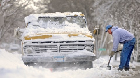 Bob Hanks removía nieve ayer viernes para poder conducir su camioneta que quedó atrapada frente a su casa de St. Cloud, Minnesota.