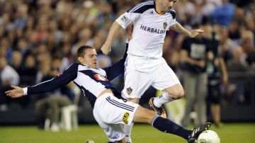 El irlandés Robbie Keane (der.) es  la principal carta ofensiva    del Galaxy de Los Ángeles que hoy  recibe al Sporting de Kansas City.