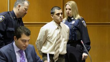 Luego de tres días de deliberación, un jurado encontró ayer culpable a Daniel Paguay, de 21 años, de haber violado y apuñalado a su exnovia. Al lado, la madre del joven ecuatoriano a la salida del tribunal de Queens.