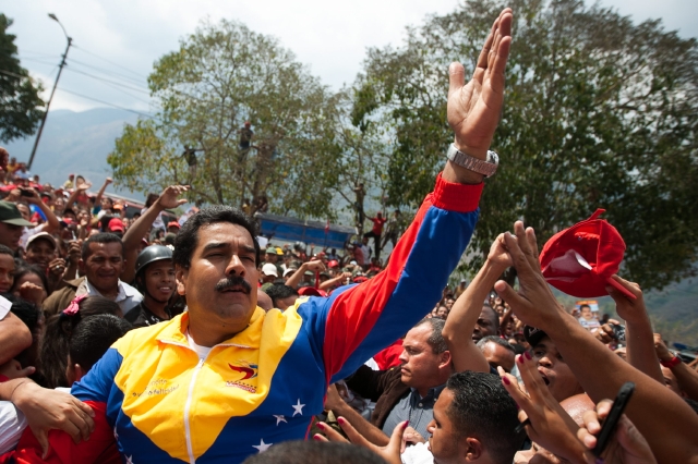 El presidente electo y encargado de Venezuela, Nicolás Maduro (i), saluda a sus seguidores en Caucaguita (Venezuela).