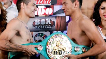 Combate titular: los estelaristas Víctor Terrazas (izquierda) y Cristian Mijares posan con el fajín de las 122 libras del Consejo Mundial de Boxeo.