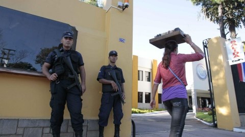 El Tribunal Superior de Justicia Electoral es custodiado por las fuerzas del orden.