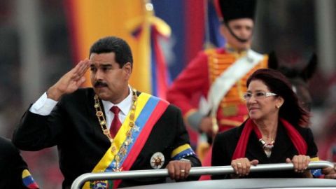 El presidente venezolano, Nicolás Maduro, en el Paseo de Los Próceres, donde ayer las Fuerzas Armadas Nacionales Bolivarianas realizaron un desfile militar en su honor. En la foto, lo acompaña su esposa Cilia Flores.