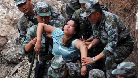 Rescatistas sacan a una víctima de entre los escombros.