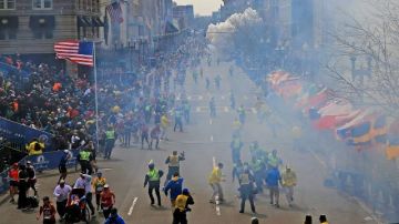 Vista del último tramo del maratón de Boston, minutos después de la explosión registrada el lunes.