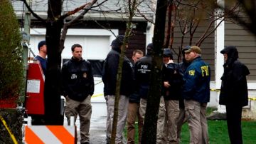 Funcionarios en la residencia donde fue detenido Dzhokhar Tsarnaev.