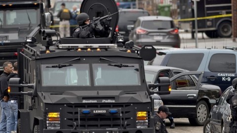 Agentes del cuerpo de élite SWAT participan en la operación de búsqueda y captura de los dos sospechosos de los atentados de Boston, en la localidad de Watertown.
