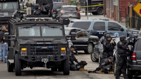 Agentes del cuerpo de élite SWAT participan en la operación de búsqueda y captura de los dos sospechosos de los atentados de Boston, en la localidad de Watertown.