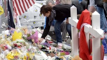 Un grupo de personas colocó ayer flores y objetos en el lugar donde ocurrió el atentado de Boston y donde murieron tres personas, incluyendo un niño.