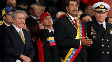 El mandatario cubano, Raúl Castro, (izquierda), fue uno de los asistentes a la posesión presidencial del líder venezolano, Nicolás Maduro.