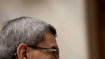 El general retirado José Rodríguez Sánchez, dialoga con José Efraín Ríos Montt.