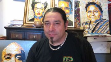 El guatemalteco Juan Carlos Pinto rodeado de los retratos que realiza enteramente con Metrocards.