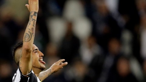 Arturo Vidal festeja su gol.