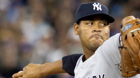 El dominicano Iván Nova permitió seis carreras ante los Azulejos en Toronto.