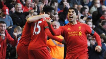 El uruguayo  Luis Suárez (D) celebra el gol del empate del Liverpool ante Chelsea.