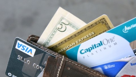 Como media, las tarjetas están cobrando un 1711% de APR./ J. Emilio Flores/La Opinion