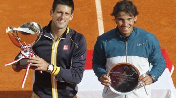 Novak Djokovic (izq.) vencedor en el Abierto de Montecarlo, posa con Rafael Nadal, quien fue derrotado el día de ayer   en dos sets corridos.