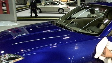 Para que la pintura luzca deslumbrante,  hay que aplicarle dos capas de cera.