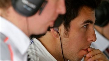 El piloto mexicano tocó a su compañero de escudería, lo que generó molestia dentro del equipo F1.