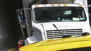 El alcalde de la Ciudad de Nueva York, Michael Bloomberg, prueba como pasajero el nuevo taxi Nissan Leaf.