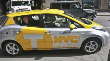 El alcalde de la Ciudad de Nueva York, Michael Bloomberg, prueba como pasajero el nuevo taxi Nissan Leaf.