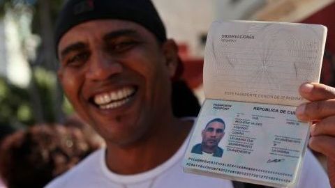 Un hombre muestra su pasaporte al salir de la oficina de Inmigración y Extranjería en La Habana.