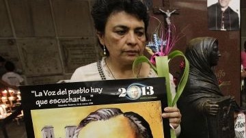 Salvadoreños visitan la tumba del arzobispo Óscar Arnulfo Romero durante el aniversario número 33 de su asesinato, el domingo 24 de marzo de 2013, en la cripta de la Catedral Metropolitana en San Salvador (El Salvador).