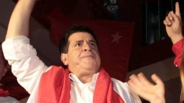 El presidente paraguayo electo, Horacio Cartes (i), saluda a seguidores junto a su vicepresidente, Juan Afara (d), y acompañado de su hija Sol (c)  frente a la sede del local partidario de la Asociación Nacional Republicana de Asunción (Paraguay).