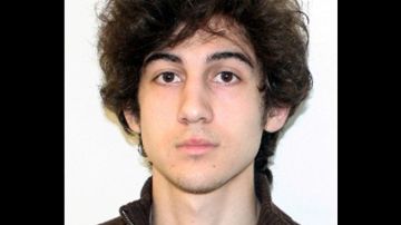 Dzhokhar Tsarnaev respondió a preguntas de la jueza federal Marianne Bowler, con movimientos de su cabeza.