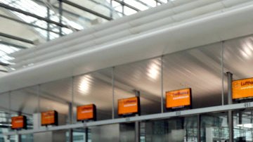 Las estaciones de servicio de la aerolínea alemana lucieron vacías este lunes.