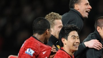 Jugadores del Manchester United celebran el triunfo sobre el Aston Villa ayer, ante sus felices aficionados, en el 'Teatro de los Sueños'.